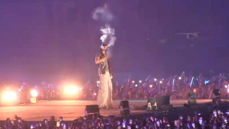 Photo of video | Rapperul Wiz Khalifa și-a aprins un joint pe scenă, la Costinești. A fost săltat imedat de polițiști